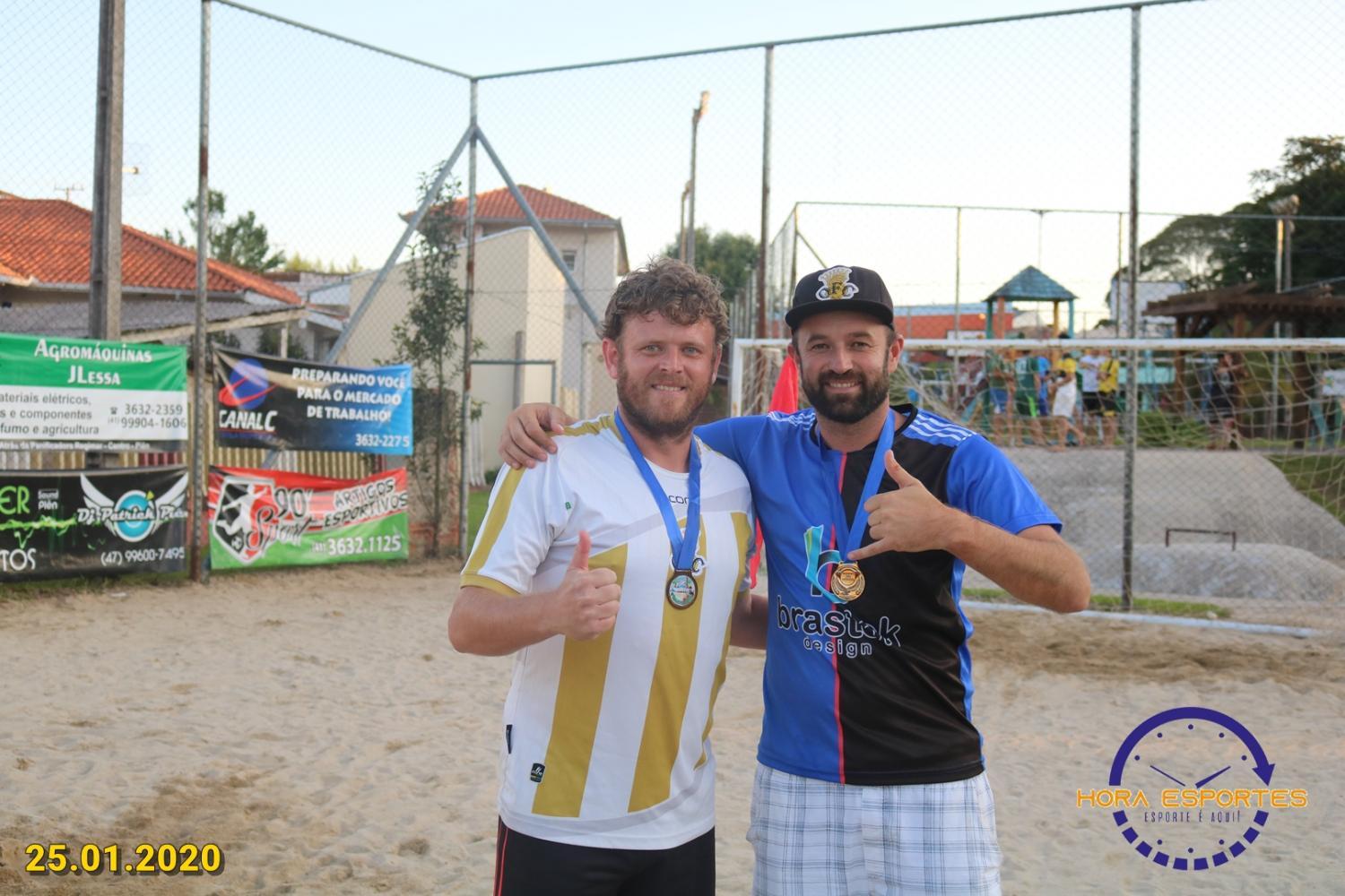 Rodrigo e Ander, campeões do torneio de pênaltis do Projeto Verão em Piên