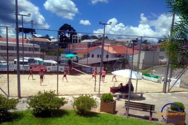Confira as fotos do vôlei de areia de quartetos femininos