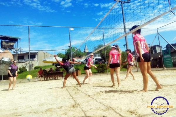 Confira as fotos do vôlei de areia de quartetos femininos