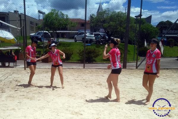 Confira as fotos do vôlei de areia de quartetos femininos