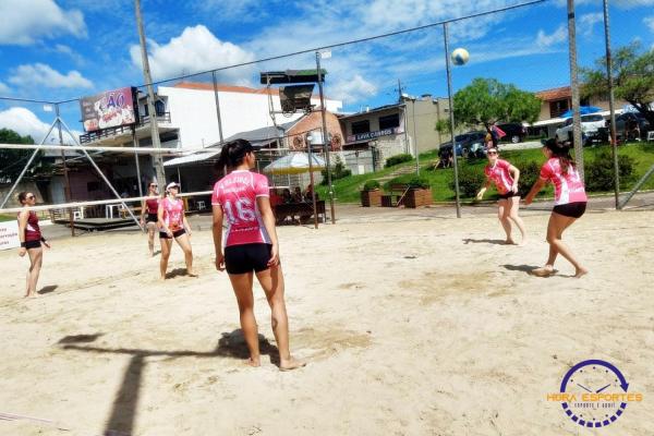 Confira as fotos do vôlei de areia de quartetos femininos