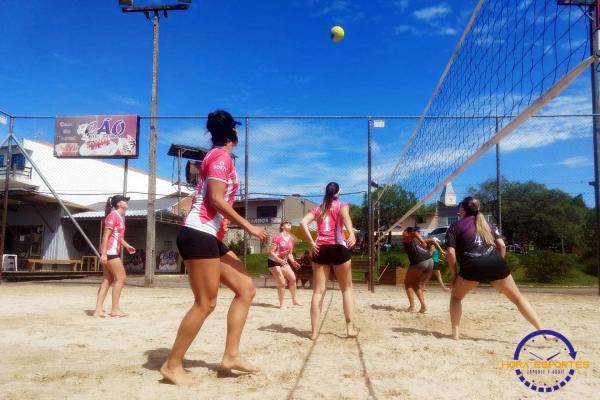 Confira as fotos do vôlei de areia de quartetos femininos