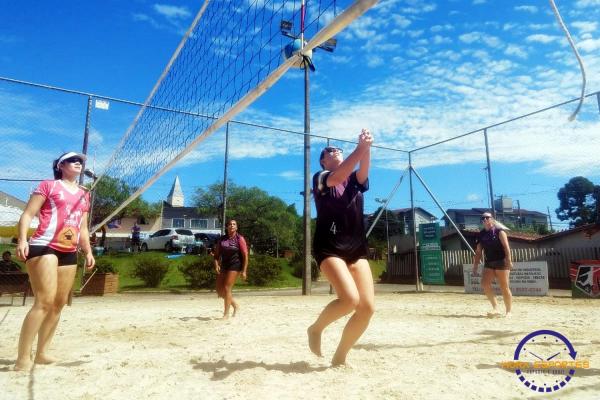 Confira as fotos do vôlei de areia de quartetos femininos