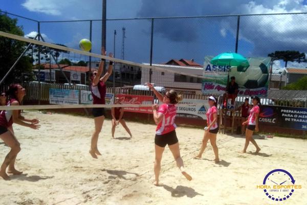 Confira as fotos do vôlei de areia de quartetos femininos