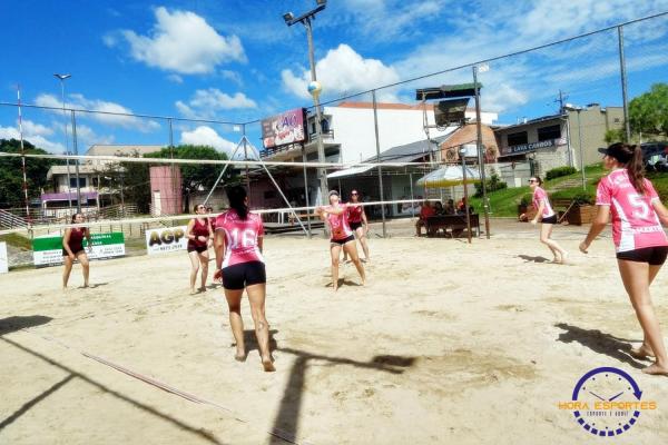 Confira as fotos do vôlei de areia de quartetos femininos