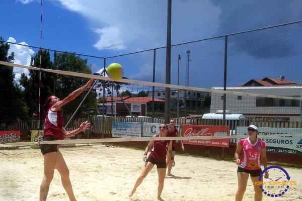 Confira as fotos do vôlei de areia de quartetos femininos