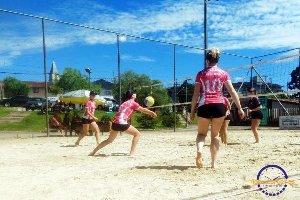 Confira as fotos do vôlei de areia de quartetos femininos