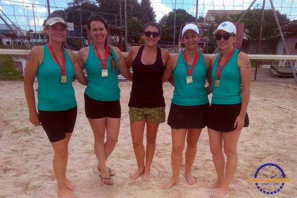 Confira as fotos do vôlei de areia de quartetos femininos
