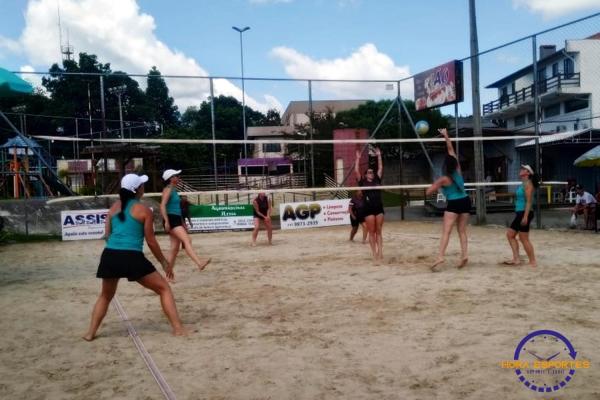 Confira as fotos do vôlei de areia de quartetos femininos