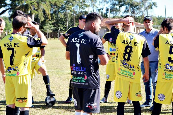 [Emoção e Gols marcam a rodada de abertura do Campeonato Municipal de Society - Série B em Piên, Paraná]