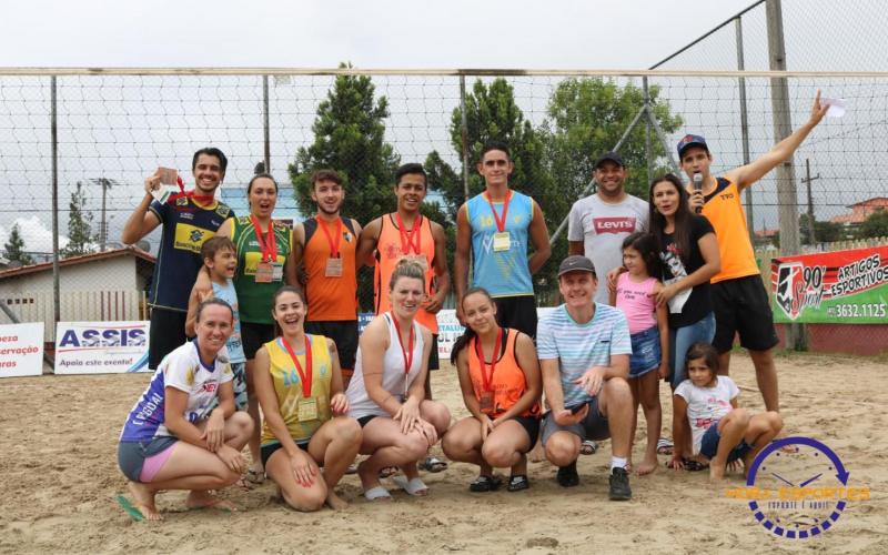 [Confira as imagens do vôlei de areia de duplas mistas]