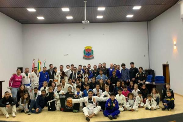 [Graduação de Atletas de Jiu-jitsu marca conquistas e inclusão]