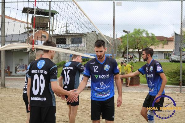 [Itavolei é campeão do vôlei de trios masculino em Piên]