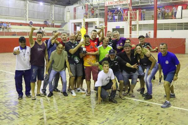 [Master: Real Paraná vence Vila Fanny e fica com o título do pienense de futsal]