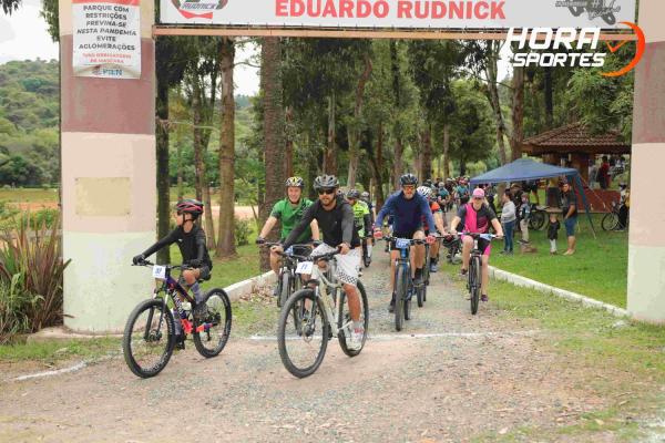 Confira as fotos do 1º Pedal Nossa Senhora das Graças em Piên - Largada