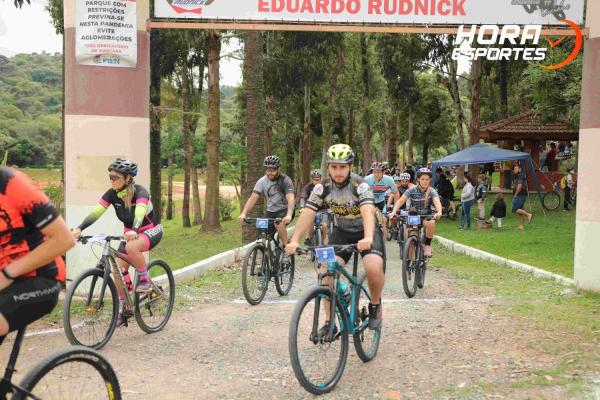 Confira as fotos do 1º Pedal Nossa Senhora das Graças em Piên - Largada
