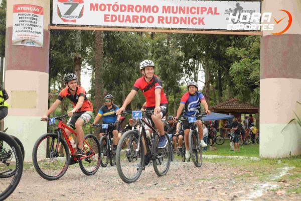 Confira as fotos do 1º Pedal Nossa Senhora das Graças em Piên - Largada