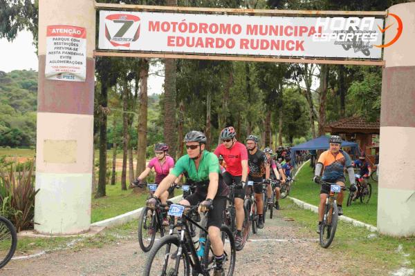 Confira as fotos do 1º Pedal Nossa Senhora das Graças em Piên - Largada