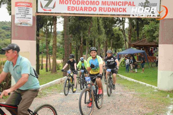 Confira as fotos do 1º Pedal Nossa Senhora das Graças em Piên - Largada