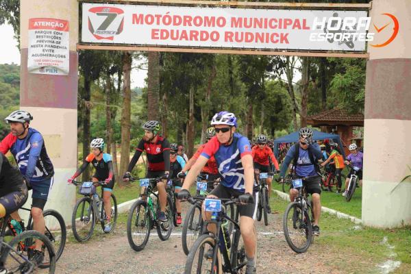 Confira as fotos do 1º Pedal Nossa Senhora das Graças em Piên - Largada
