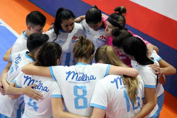 [Teve início ao municipal de futsal feminino e veterano em Piên]
