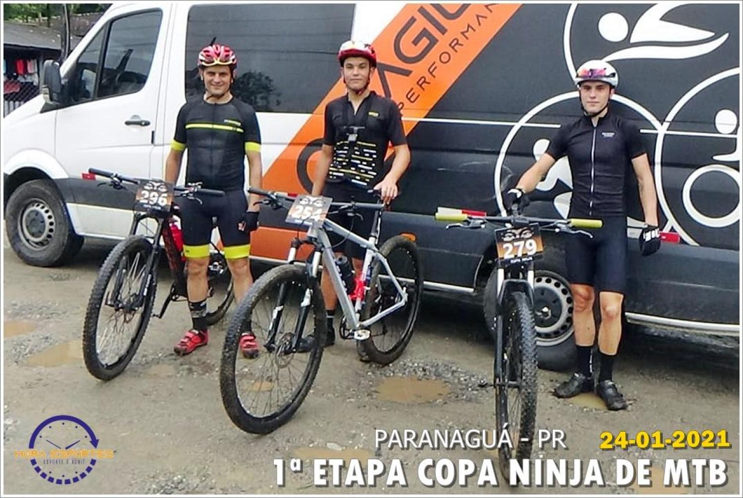 Piên tem atletas no pódio do Mountain Bike