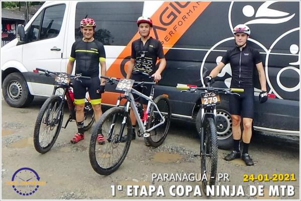 [Piên tem atletas no pódio do Mountain Bike]