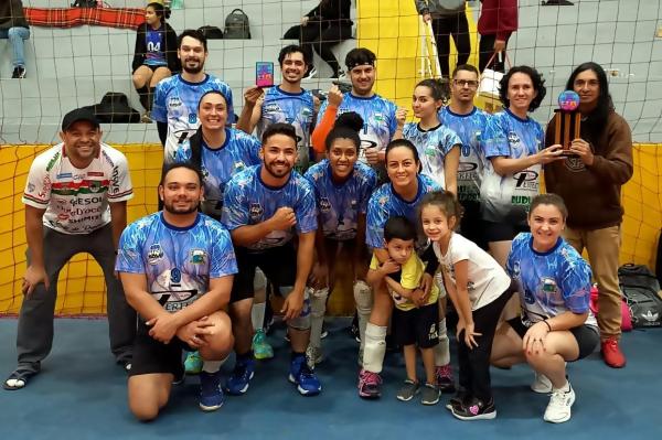 [Unisul de Piên é campeã do torneio de voleibol misto em quitandinha]